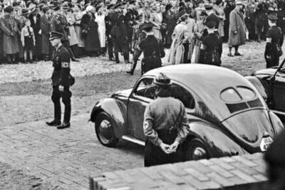 1934 beschloss Adolf Hitler, auch in Deutschland ein billiges, zuverlässiges Auto auf den Markt zu bringen. 1937 wurde die Volkswagenwerk GmbH von der nationalsozialistischen Deutschen Arbeitsfront gegründet. Bild: volkswagen-group.com