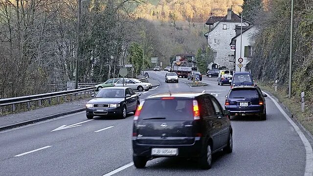 Verkehr auf der N18 im Laufental
