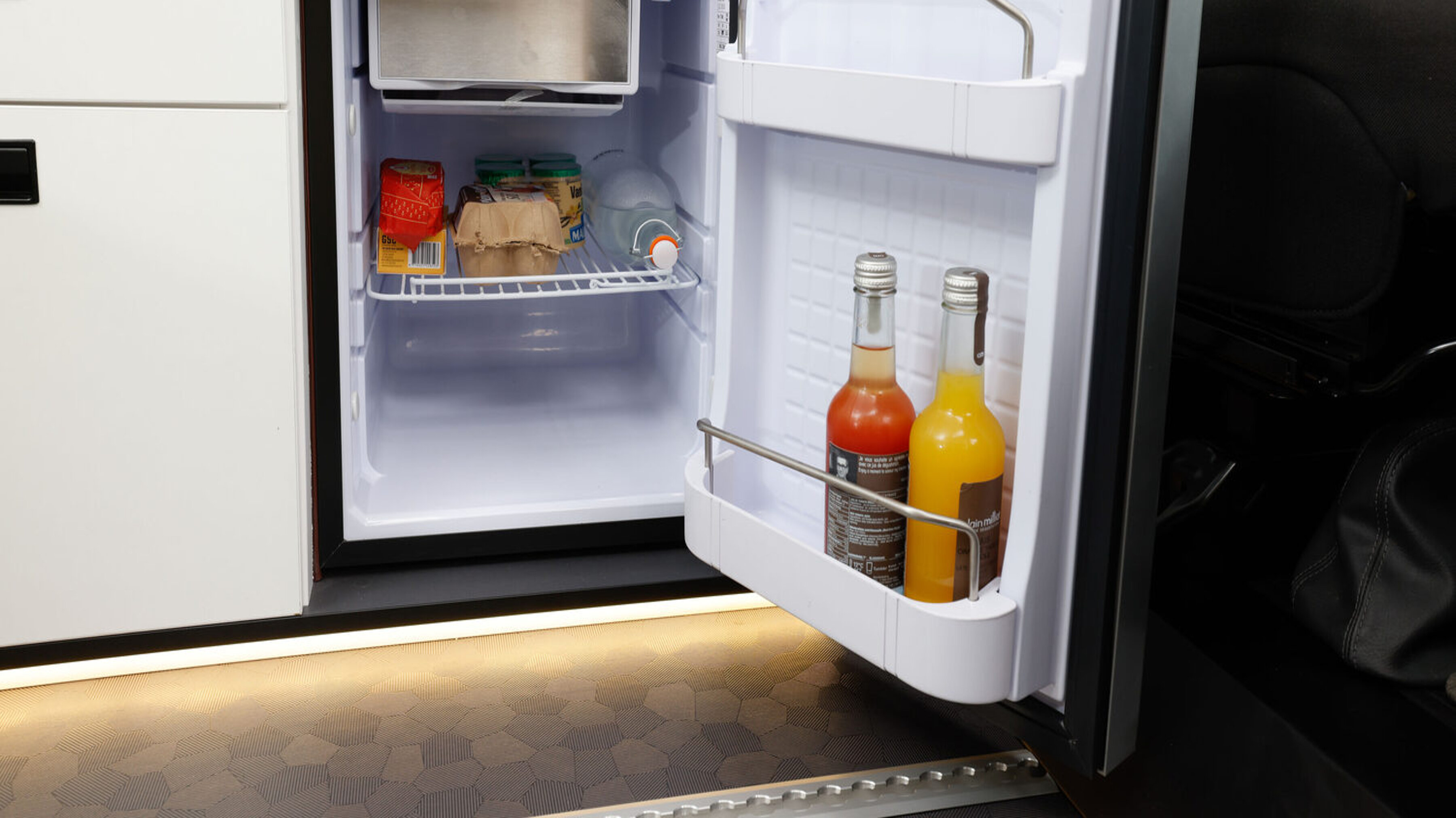 Der Kühlschrank des Campers Renault Trafic Spacenomad.