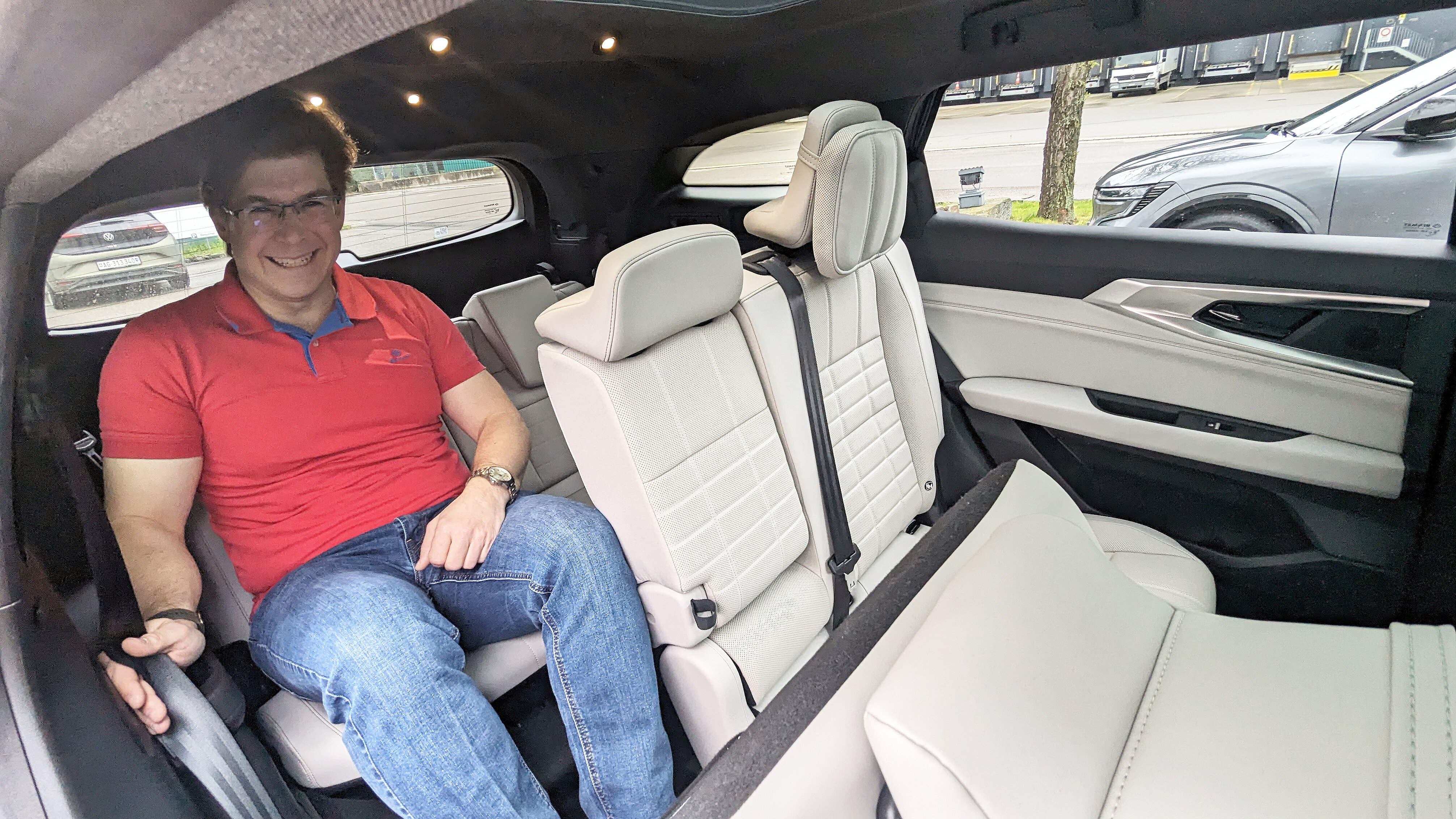 Auto-Checker Martin A. Bartholdi auf den Rücksitzen des Espace