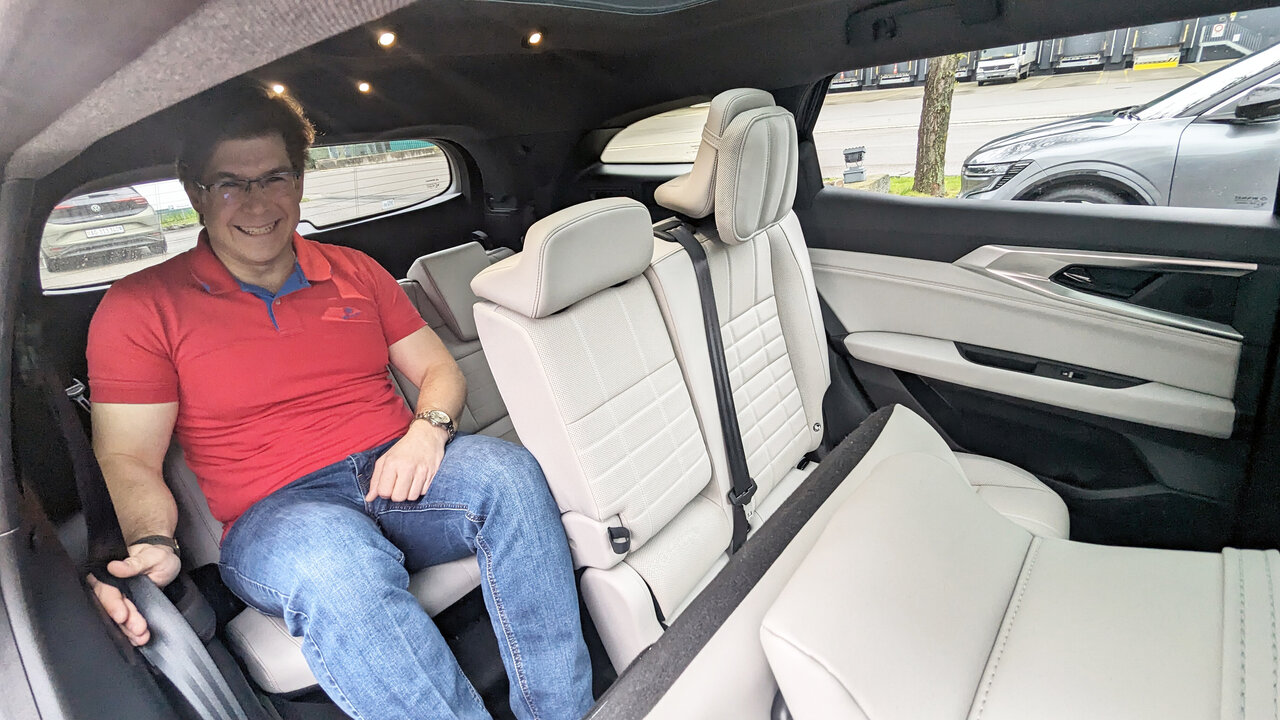 Auto-Checker Martin A. Bartholdi auf den Rücksitzen des Espace