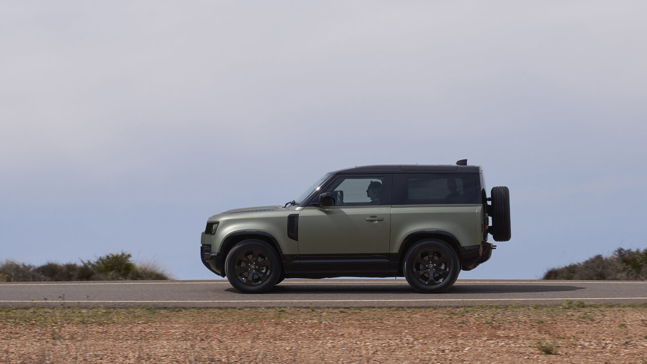Land Rover Defender von der Seite