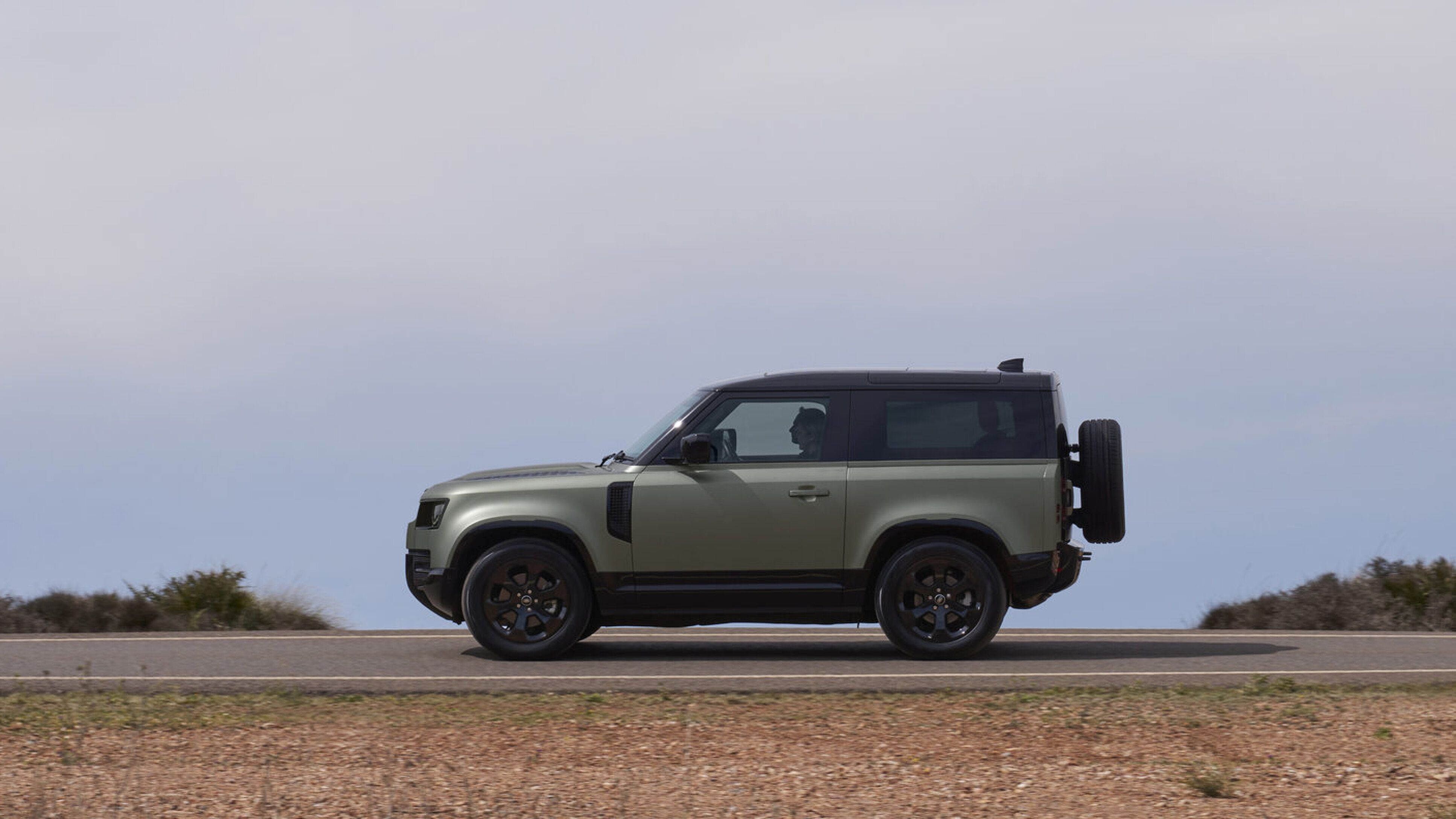 Land Rover Defender von der Seite