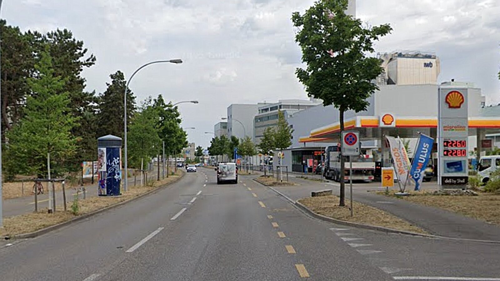 An der Flughafenstrasse in Basel kam es am Donnerstagmittag zum brutalen Überfall. Bild: Google Maps.