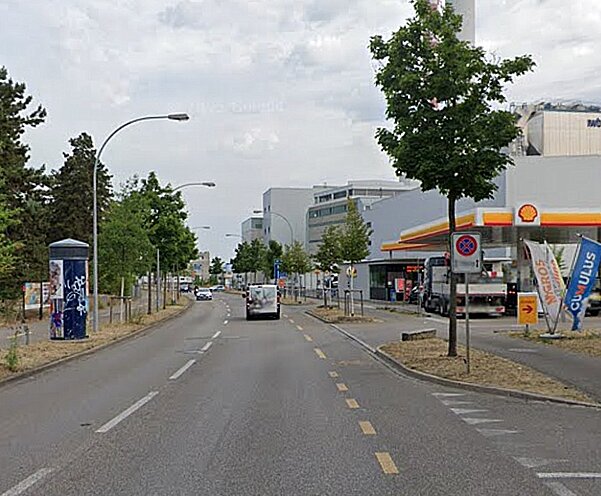 An der Flughafenstrasse in Basel kam es am Donnerstagmittag zum brutalen Überfall. Bild: Google Maps. 