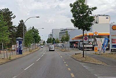 An der Flughafenstrasse in Basel kam es am Donnerstagmittag zum brutalen Überfall. Bild: Google Maps. 
