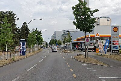 An der Flughafenstrasse in Basel kam es am Donnerstagmittag zum brutalen Überfall. Bild: Google Maps. 
