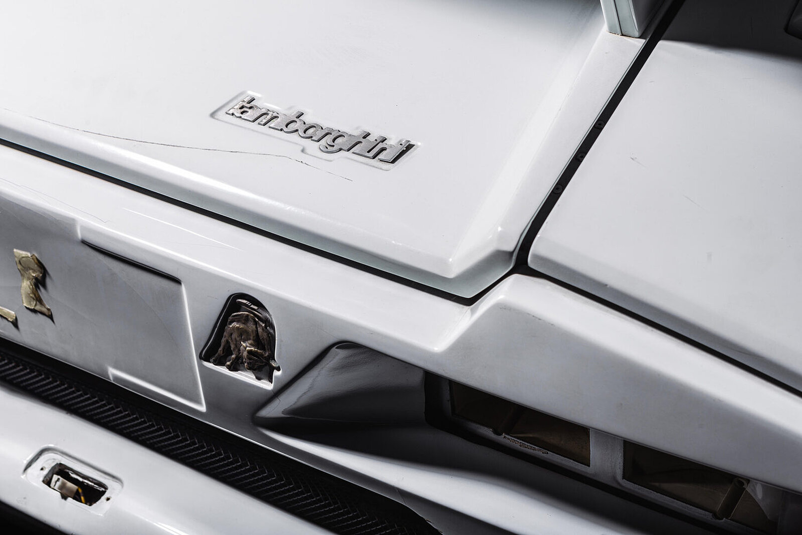 Lamborghini-Logo mit grossem Kratzer.