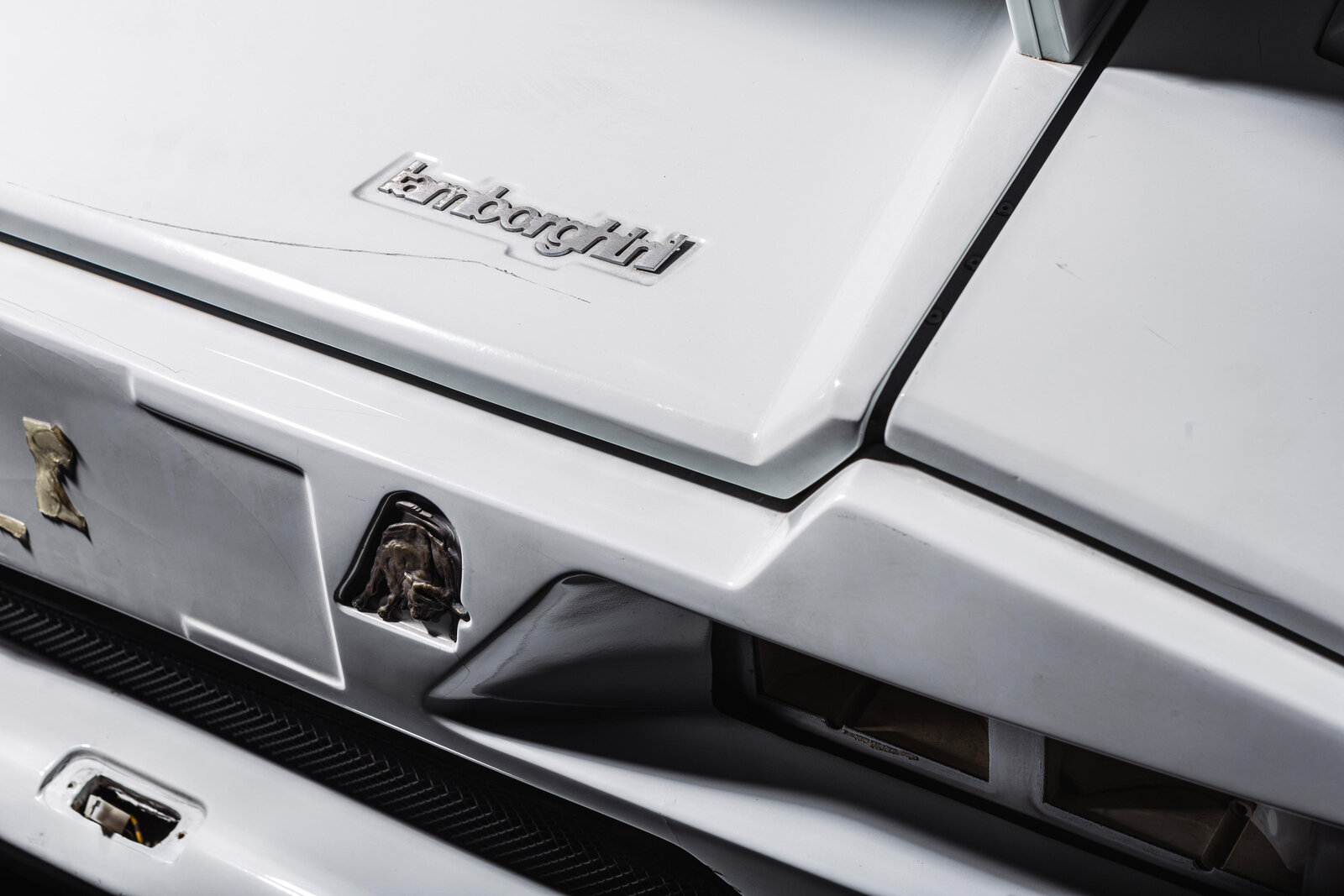 Lamborghini-Logo mit grossem Kratzer. 