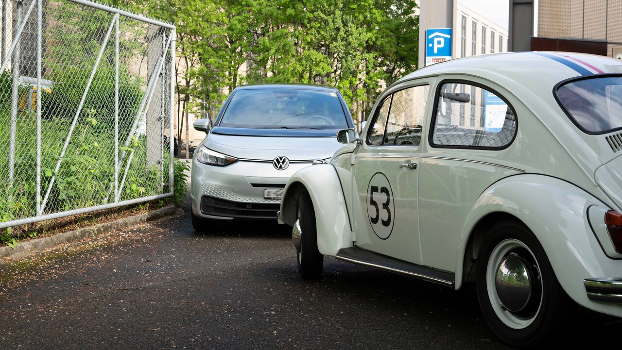 VW Käfer und im Hintergrund VW ID3