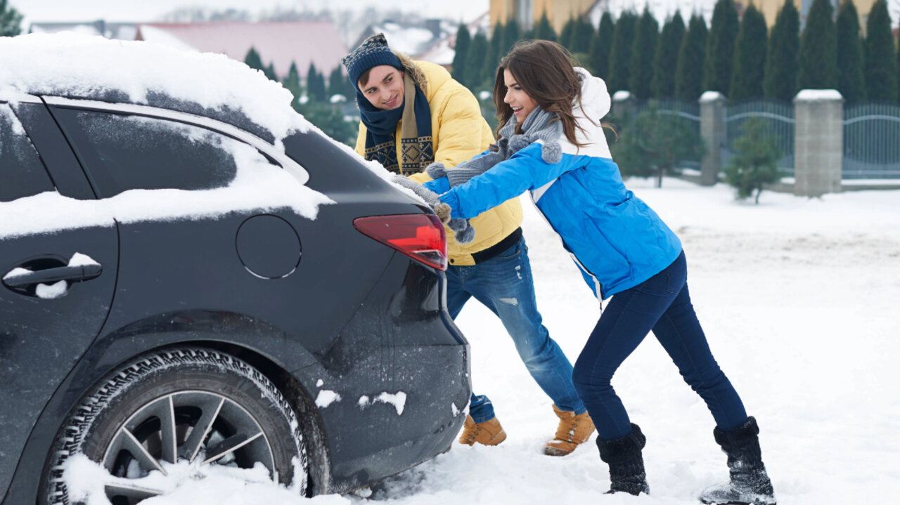 Ein Fahrtraining gibt Fahrzeuglenkenden die Sicherheit, um auch bei Schnee sicher anzukommen. Bild: Freepik