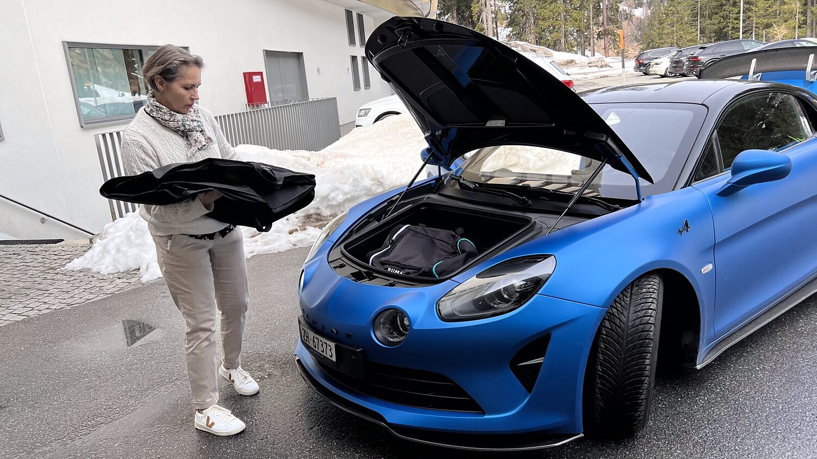 Kofferraum Alpine A110R Unter der Karbonklappe der Alpine: Platz für zwei Kleidertaschen. Bild: Pentti Aellig, STREETLIFE