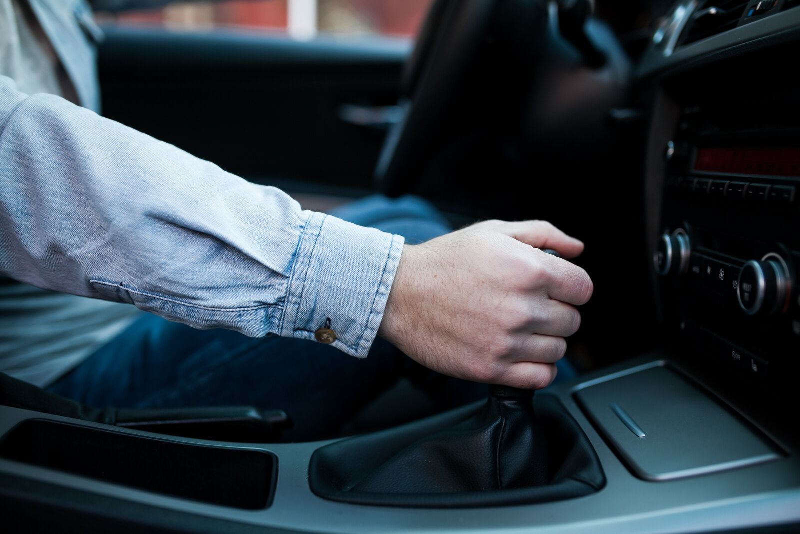 Ein Hand am Schalthebel eines Autos