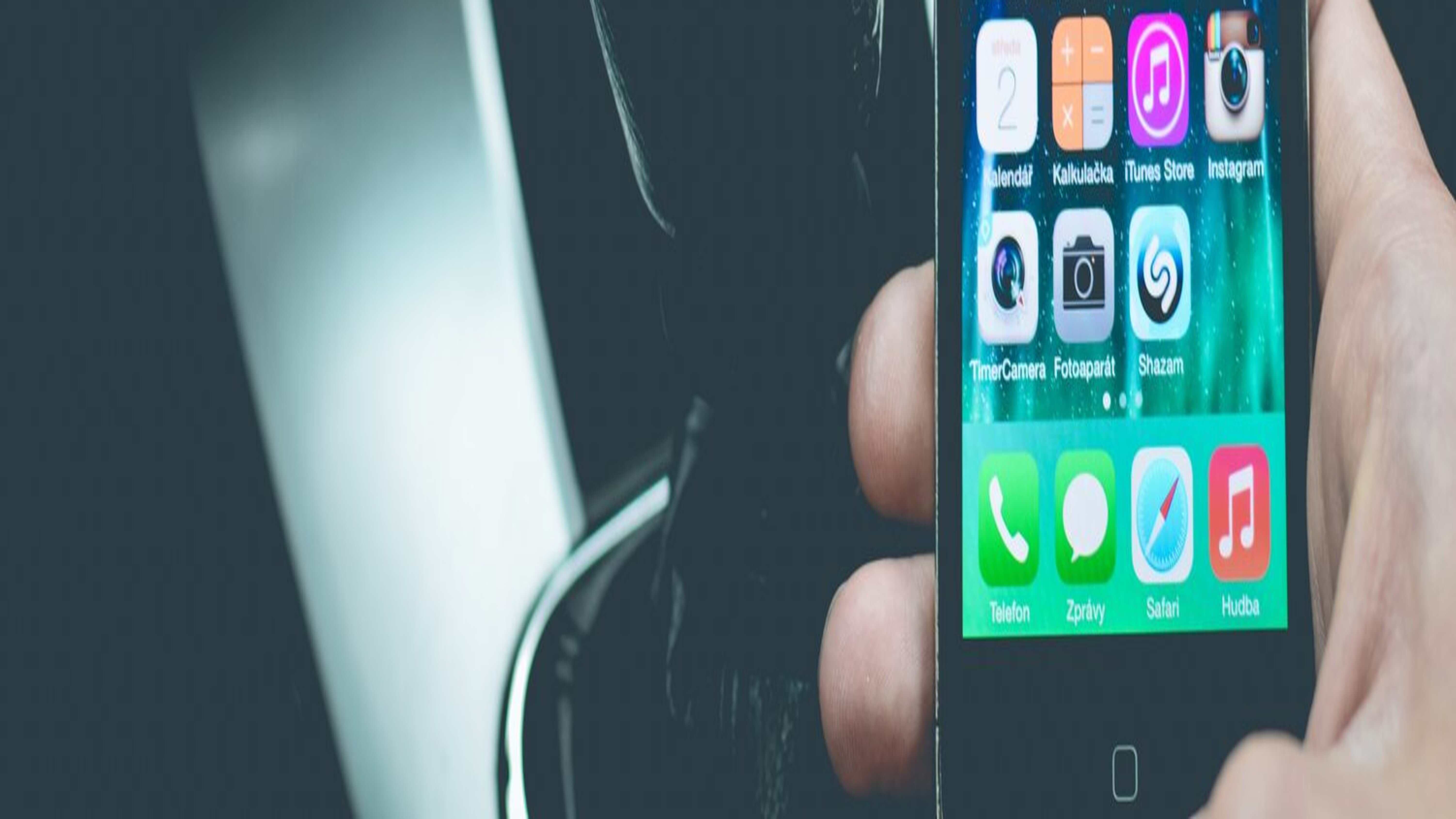 Jemand nutzt das Handy im Auto