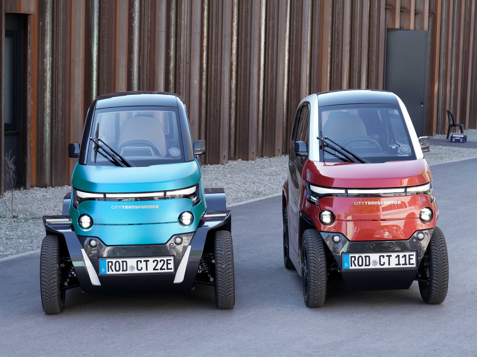 Zwei Modelle des City Transformer CT-1 von vorne. Einmal mit ausgefahrenen Rädern links und einmal eingezogen rechts.