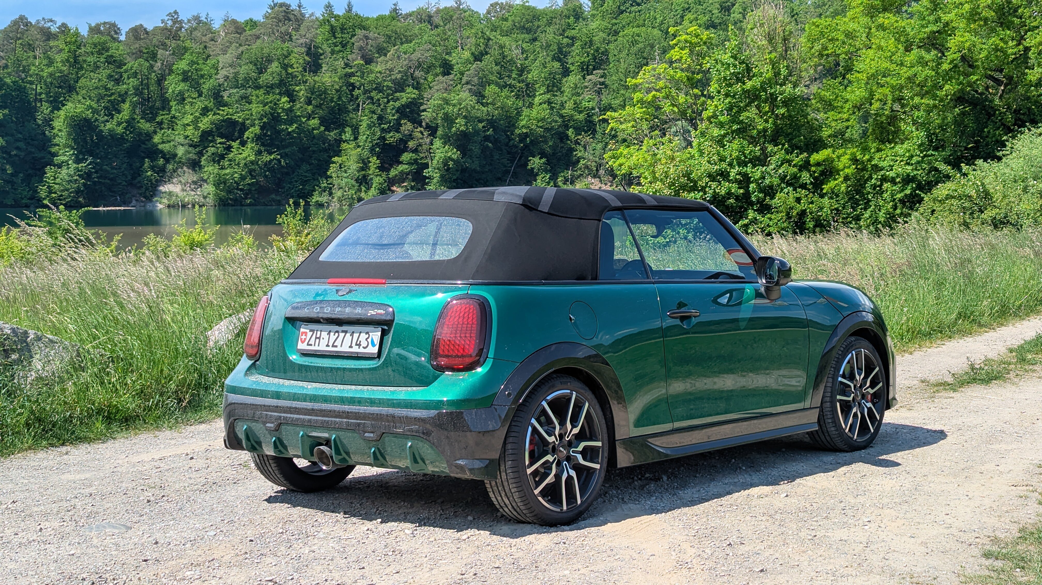 Frontansicht des Mini Cabrio mit geschlossenem Vercke