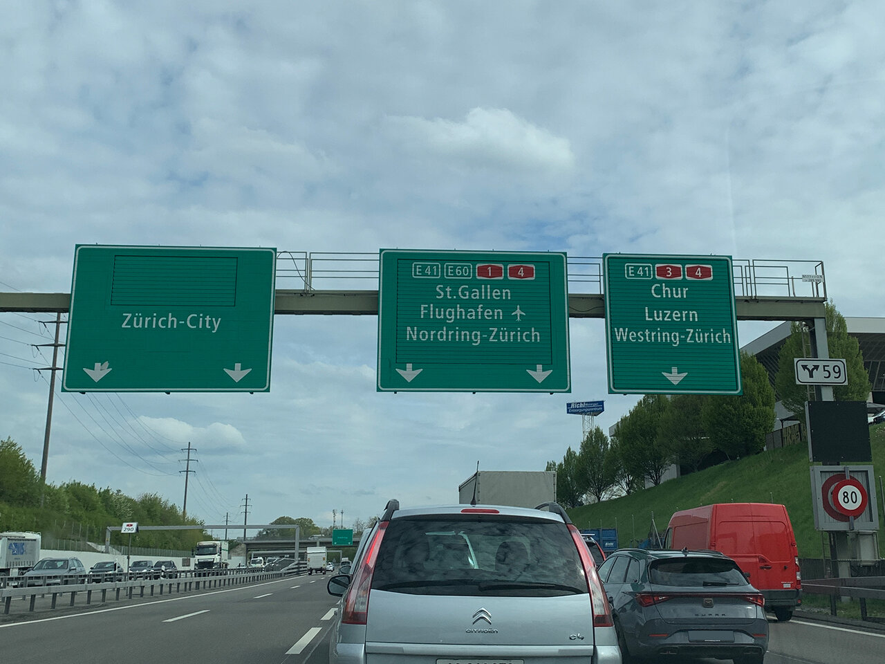 Strassentafeln auf Autobahn