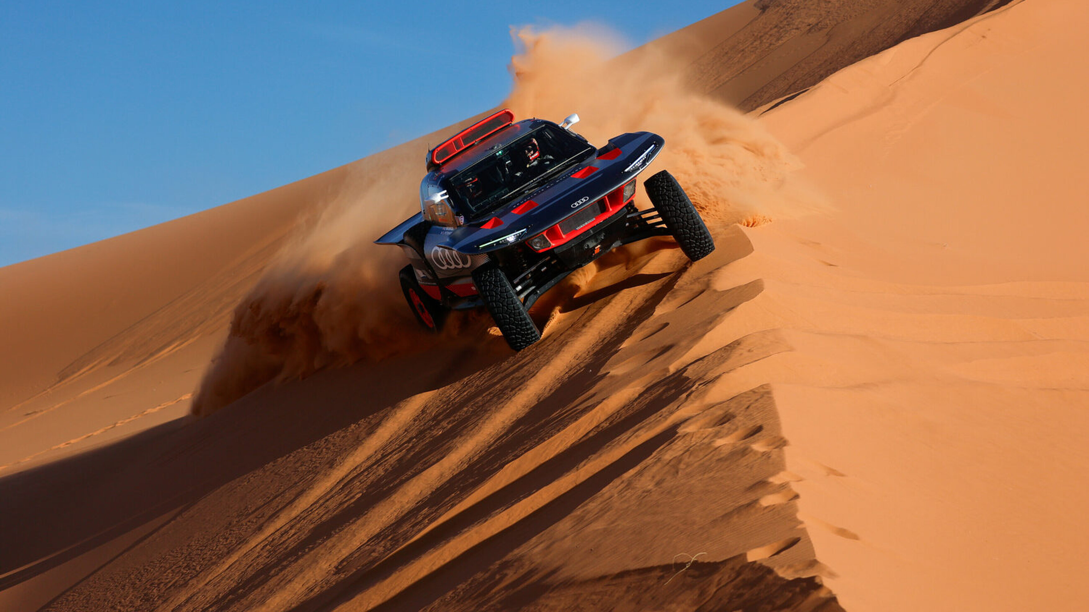Audi RS Q E-Tron in einer Sanddühne
