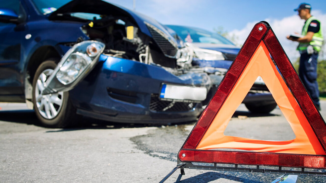 Pannendreieck markiert eine Unfallstelle