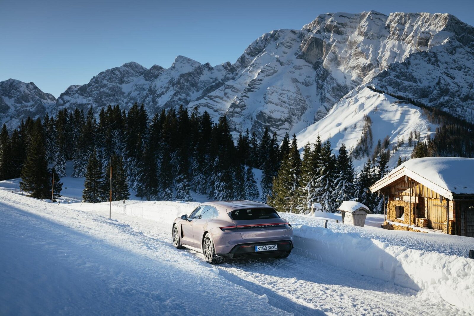 Porsche Taycan im Schnee