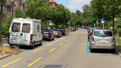 Bald könnten in den Quartierstrassen in Zürich noch mehr Blaue-Zonen-Parkplätze verschwinden. Bild: STREETLIFE