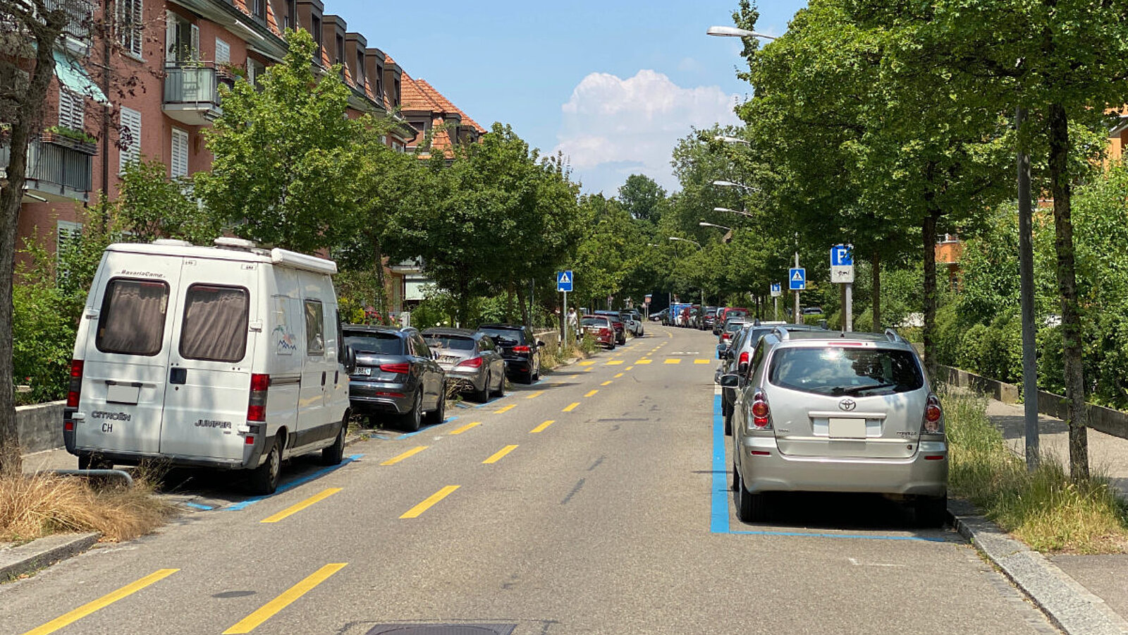 Bald könnten in den Quartierstrassen in Zürich noch mehr Blaue-Zonen-Parkplätze verschwinden. Bild: STREETLIFE