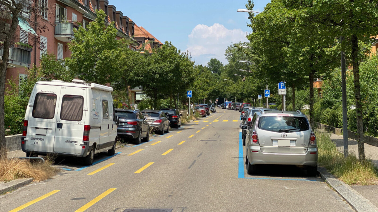 Bald könnten in den Quartierstrassen in Zürich noch mehr Blaue-Zonen-Parkplätze verschwinden. Bild: STREETLIFE