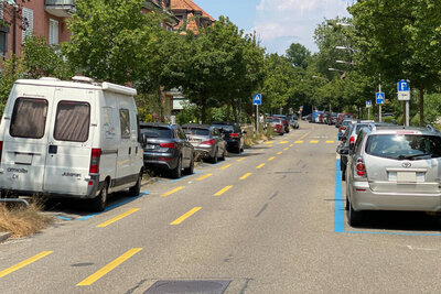 Bald könnten in den Quartierstrassen in Zürich noch mehr Blaue-Zonen-Parkplätze verschwinden. Bild: STREETLIFE