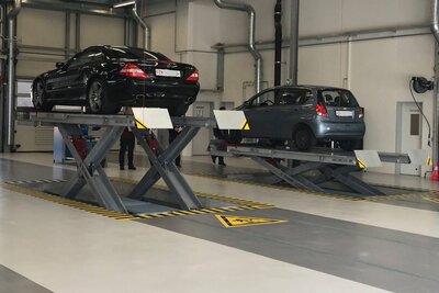 Bild Strassenverkehrsamt auto auf lift