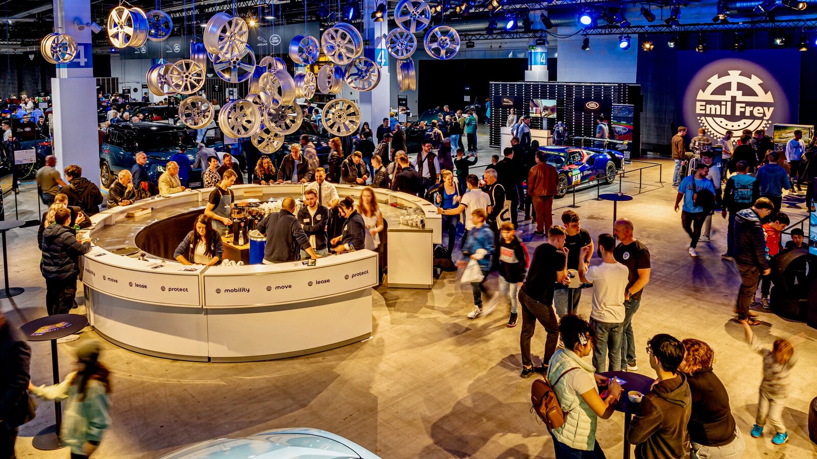 Besucher an der Auto Zürich