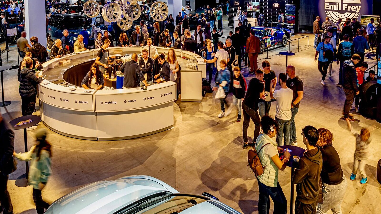 Besucher an der Auto Zürich