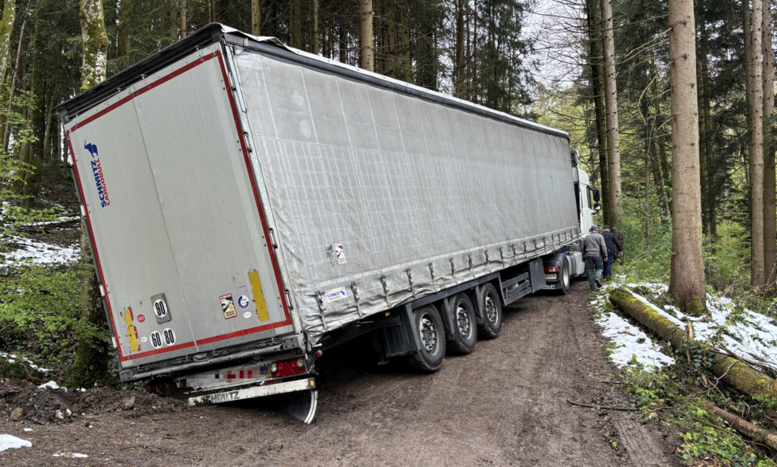 Auch auf der Rückseite war der LKW festgefahren. Bild: Kapo St. Gallen