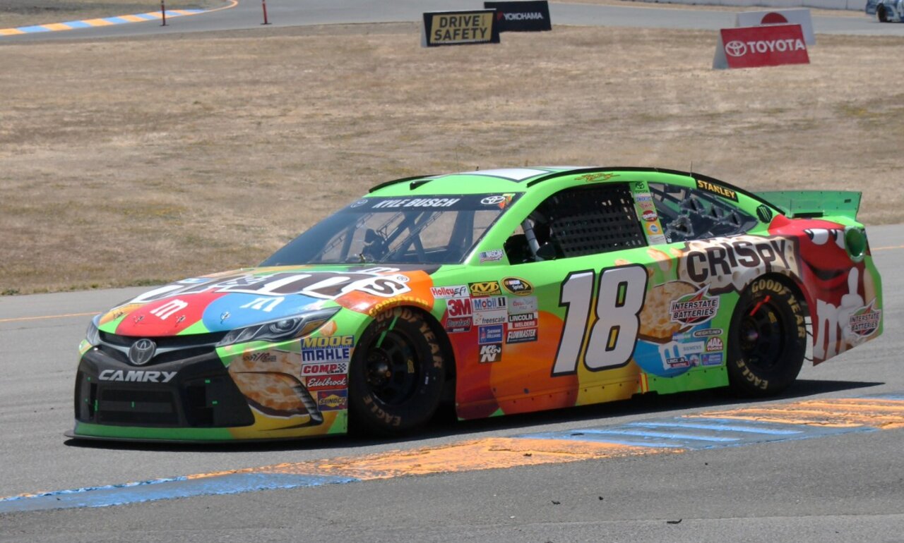 Kyle Busch 2015 auf dem Sonoma Raceway. Bild: Wikipedia, Sarah Stierch