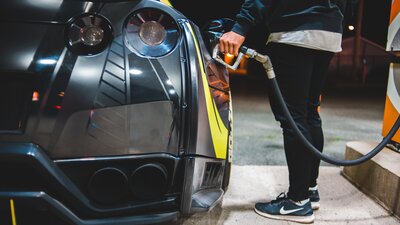 Auto an der Tankstelle in der Nacht.
