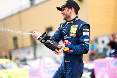 Ricardo Feller feiert seinen dritten Platz beim DTM-Rennen am Lausitzring