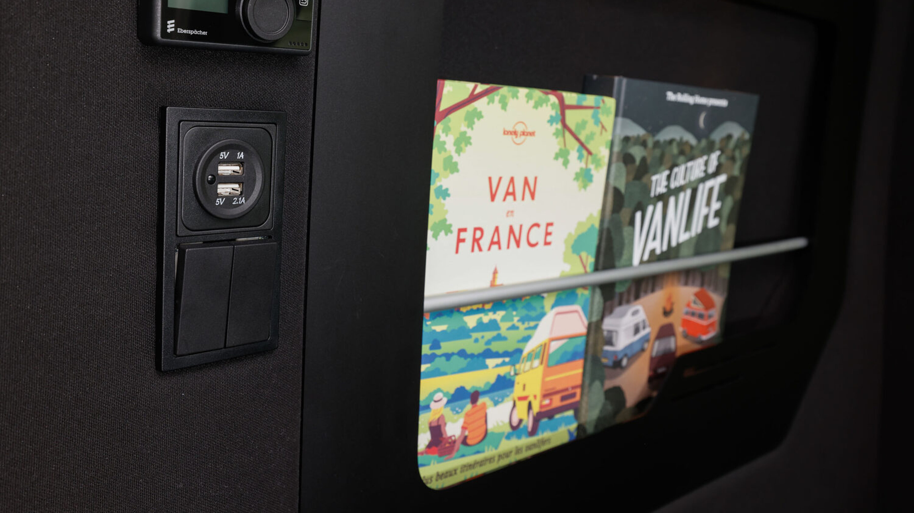 USB-Ports, Steckdose, Steuerung der Standheizung sowei Buch- und Tablethalterung im Camper Renault Trafic Spacenomad