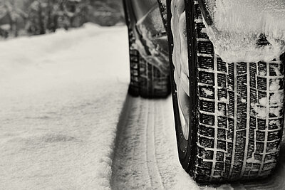 Auto im Schnee.