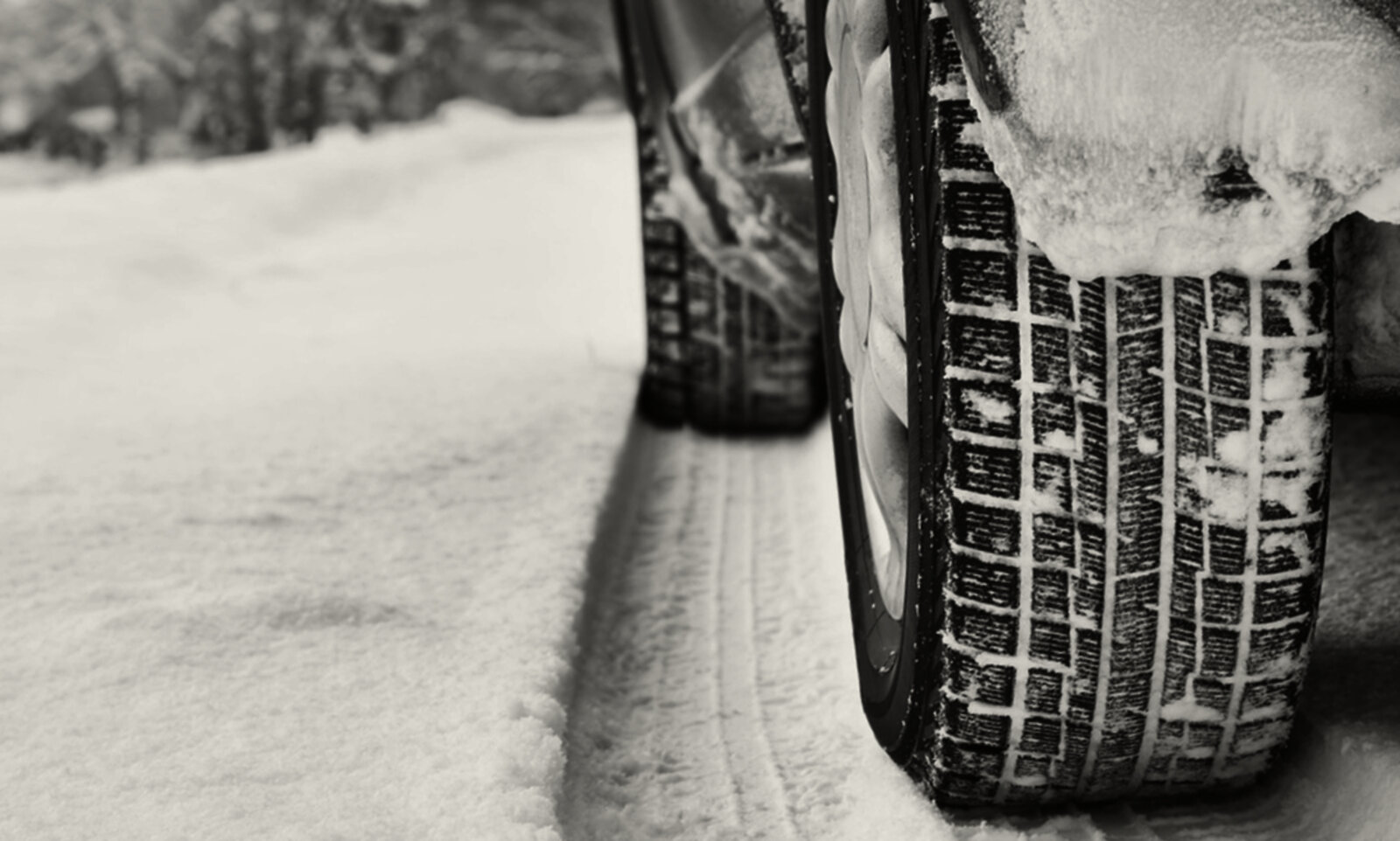 Auto im Schnee.