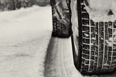 Auto im Schnee.