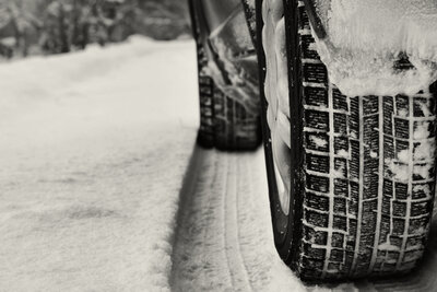 Auto im Schnee.
