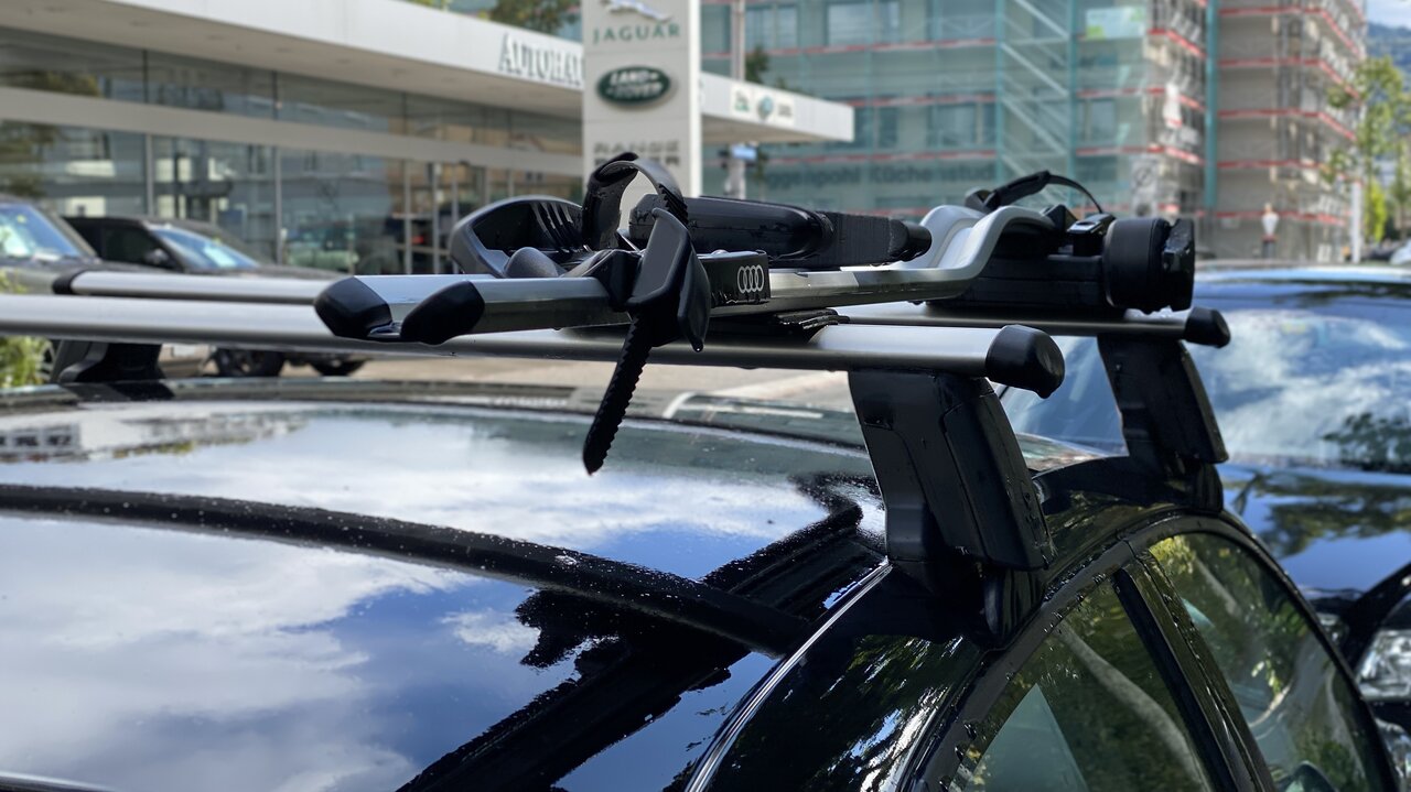 Mit einem Dachträger auf dem Auto entsteht zusätzlicher Luftwiderstand, was einen höheren Verbrauch zur Folge hat.