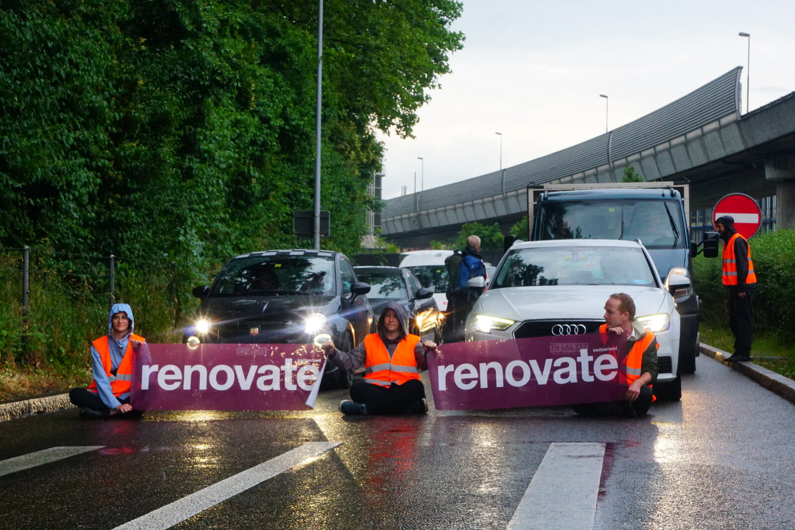 Klimakleber vor angehaltenen Autos Renovate Switzerland 