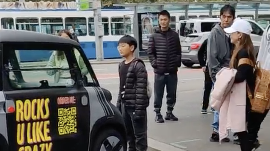 Der Rocks Electric fällt auf. Auch dieser chinesischen Reisegruppe in Zürich. Bild: STREETLIFE