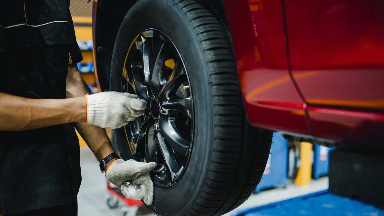 Mechaniker wechselt einen Reifen