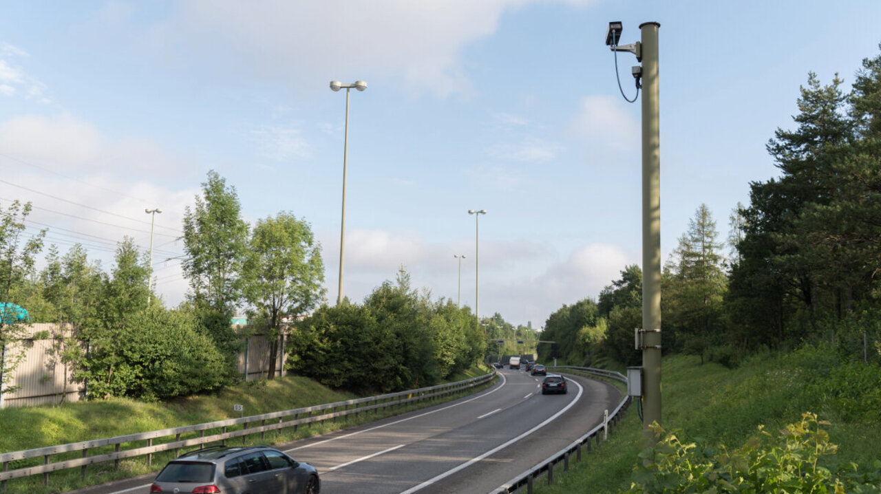 Überwachungskamera an Autobahn