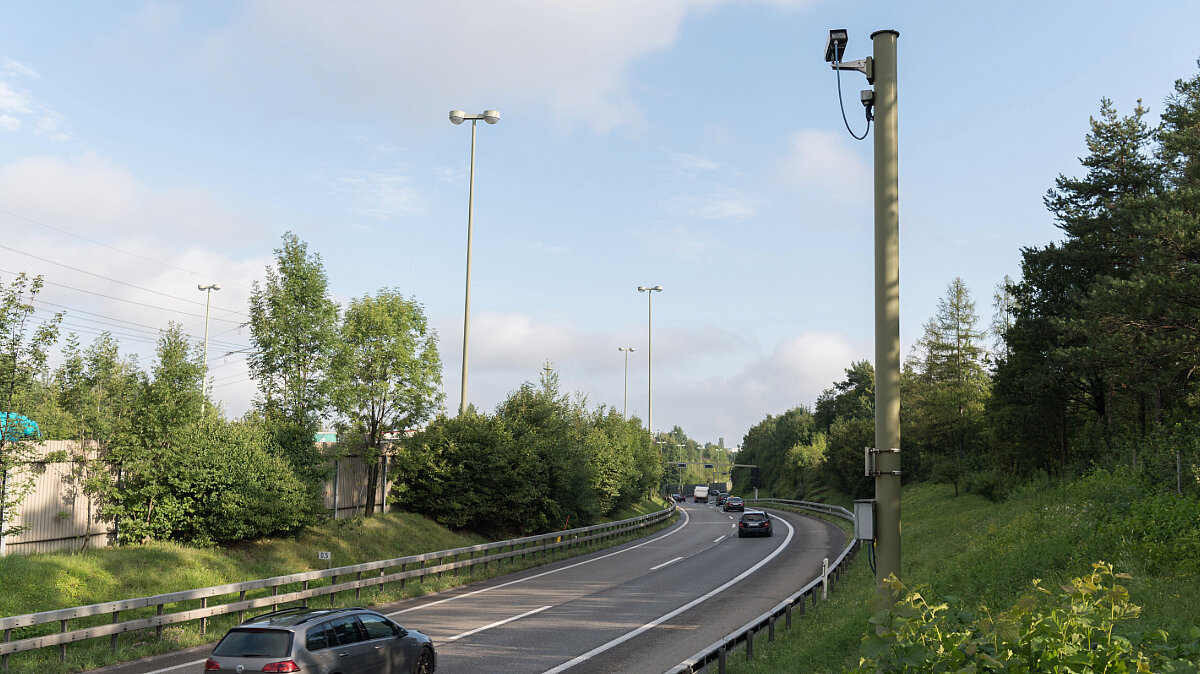 Überwachungskamera an Autobahn