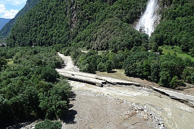 vom Unwetter zerstörte A13