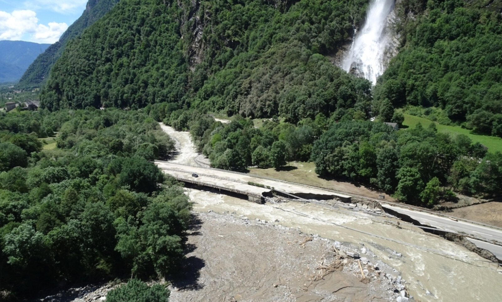 Die Brücke beim Buffalora-Wasserfall auf dem Gemeindegebiet von Lostallo GR wurde durch den Erdrutsch zerstört und mitgerissen. Bild: Kanton Graubünden