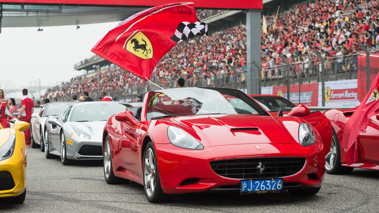 Ferraris mit wehender Ferrari-Flagge