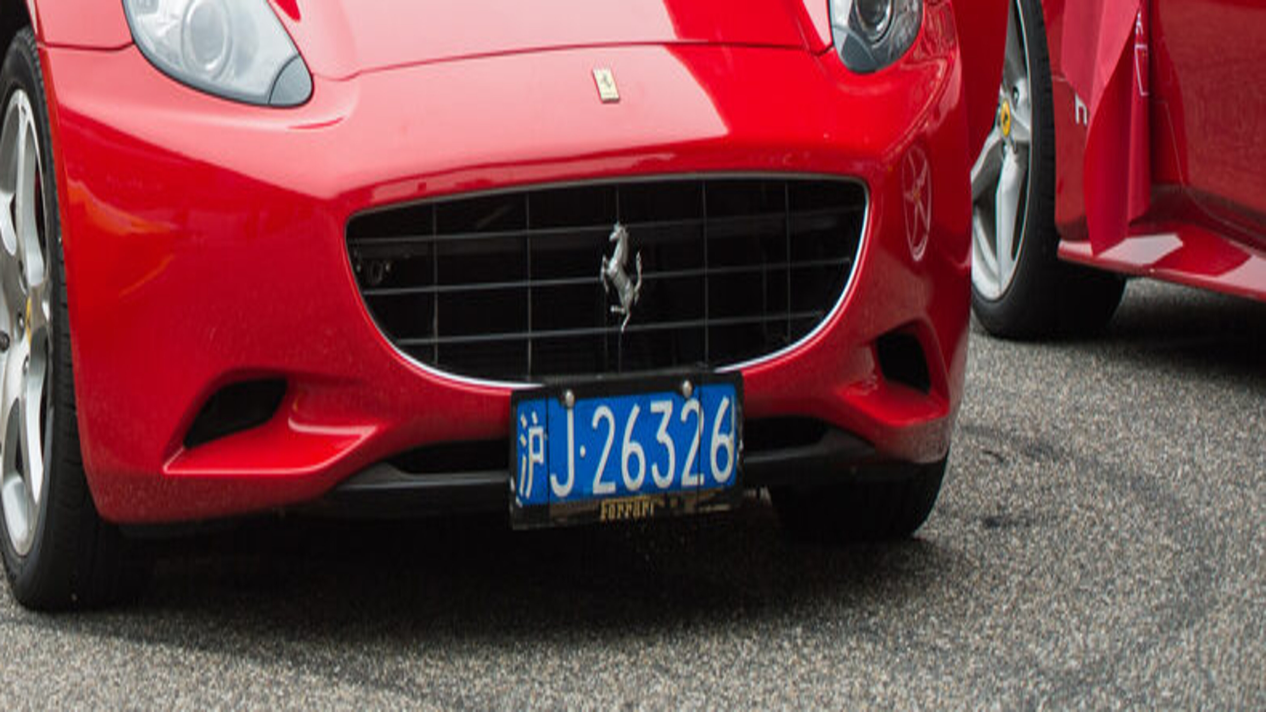 Ferraris mit wehender Ferrari-Flagge